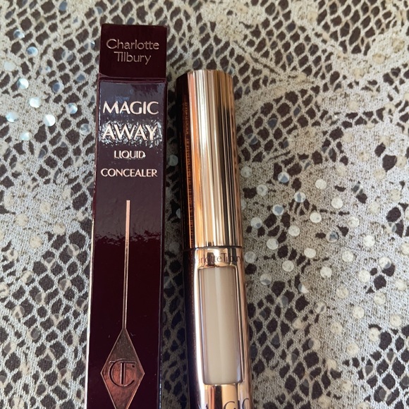 Charlotte Tilbury Magic Away Concealer - Picture 6 of 16